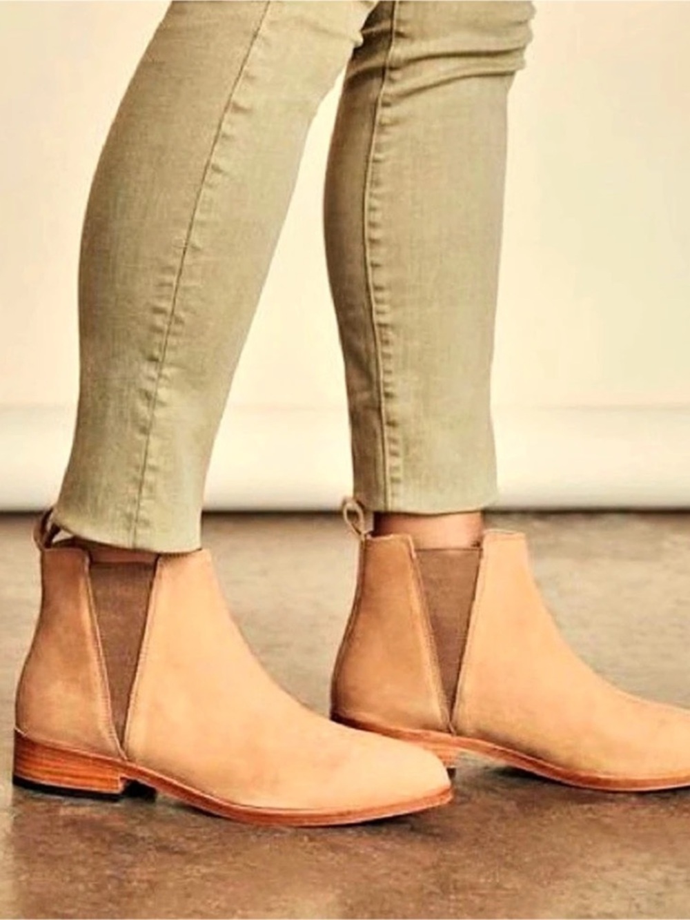 Nisolo Classic ankle Chelsea boot in a Sand Brown color in a size 7.5.